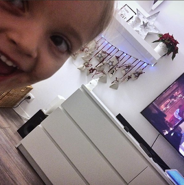 Menina assistindo vídeo do Papai Noel