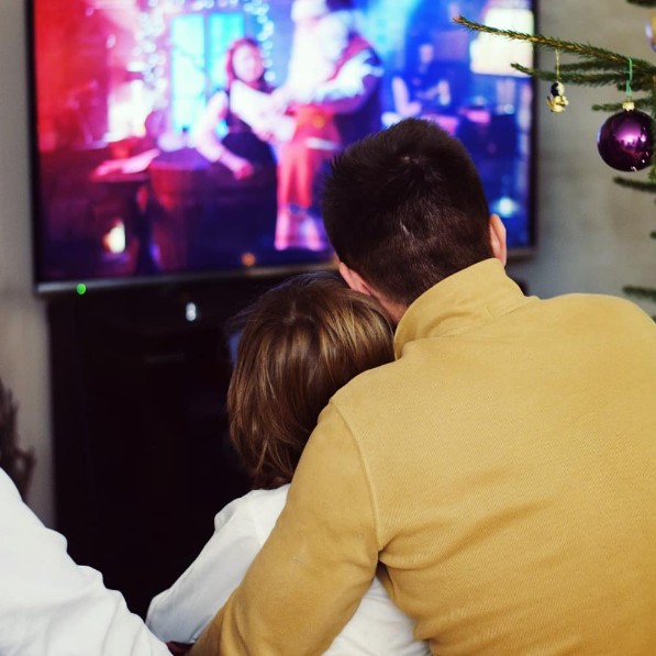 Criança emocionada assistindo vídeo