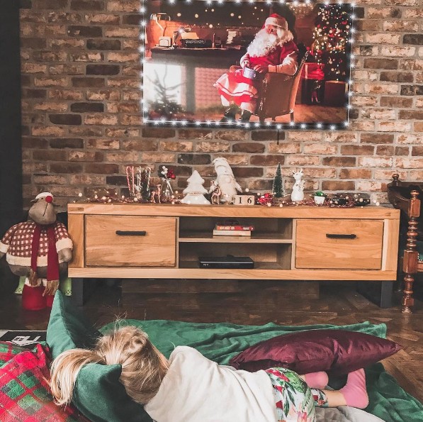 Criança assistindo vídeo feliz